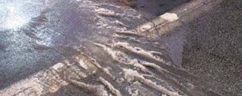 地板结冰了怎么办 室外地板结冰了怎么办