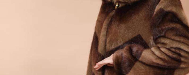 貂皮大衣可以喷酒精消毒吗（貂皮大衣能喷酒精消毒吗）