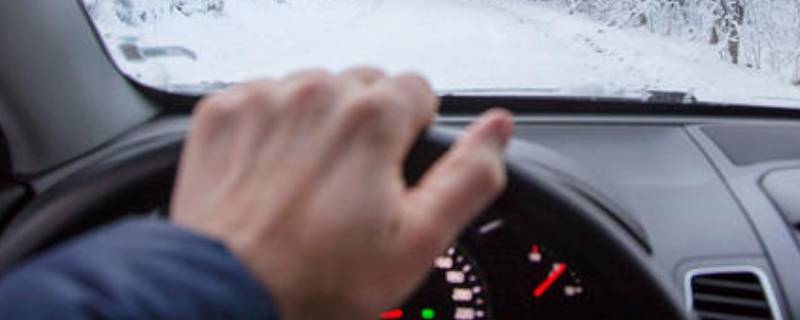 冬天开车冻脚怎么解决（冬天开车冻脚怎么办）