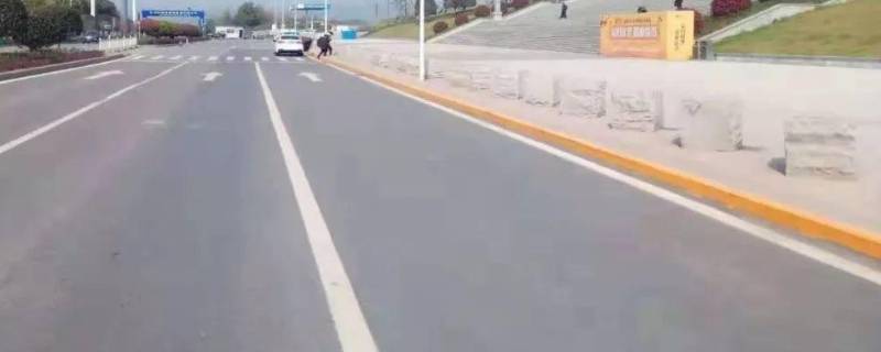 路缘石上的黄实线的含义是什么（路缘石上黄色实线有何含义）