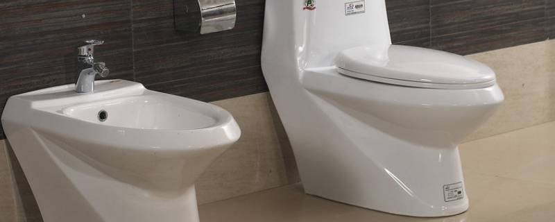 马桶拐弯处坚硬老垢怎么去除 去除马桶底部顽固尿垢