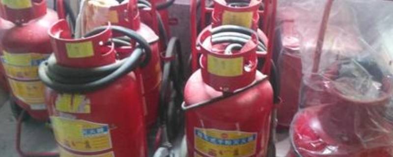 1211灭火器的灭火原理是 1211灭火器的灭火原理是:A窒息法B冷却法C化学灭火法