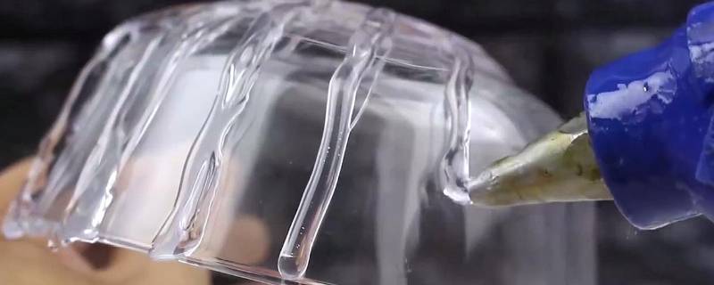 热熔胶遇水容易脱落吗 热熔胶遇水容易脱落吗为什么