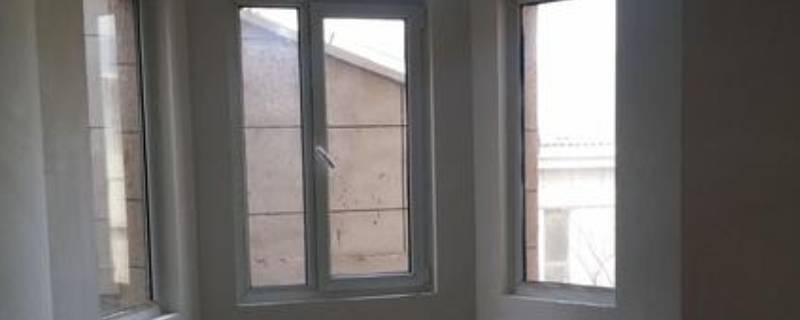 楼房窗户有水蒸气什么原因（窗户里层有水蒸气）