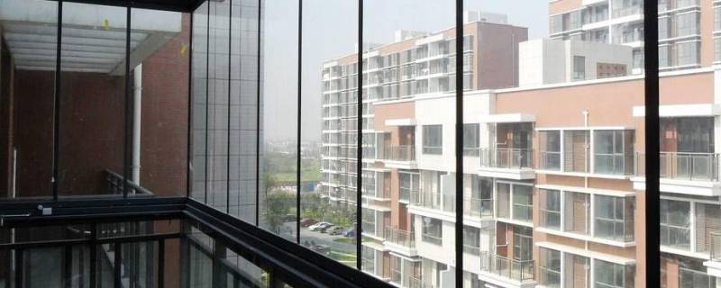 阳台玻璃夹层太脏了怎么办 阳台玻璃夹缝怎么清理