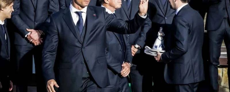 西装能用洗衣机洗吗（海澜之家西装能用洗衣机洗吗）