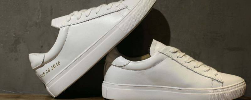 小白鞋脏了如何清理干净（小白鞋脏了如何清理干净视频）