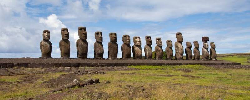 以巨大石雕像闻名世界的岛屿是 以数百尊神秘巨型石像闻名于世的岛屿