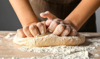 擀面板首次使用保养（新买的擀面案板怎么保养）