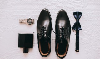 黑皮鞋沾上白油漆怎样清洗干净（黑皮鞋沾白油漆怎么清除）