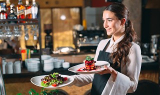 新手服务员开始怎么做（新手服务员开始怎么做才合适）