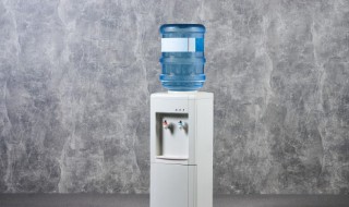 恒温饮水机第一次使用清洗方法（饮水机首次使用如何清洗）