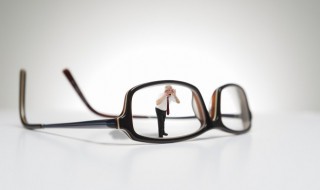 近视眼镜片怎么选（近视眼镜镜片如何选择）