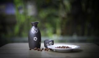 白酒放冰箱里还能喝吗（白酒放冰箱里还能喝吗百度百科）