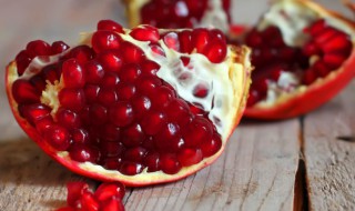 石榴汁弄到衣服上洗得掉吗（石榴汁弄到衣服可以洗掉吗）