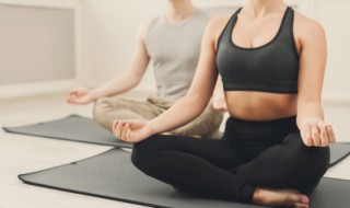 橡胶瑜伽垫怎么清洗（橡胶瑜伽垫怎么清洗滴了油怎么办）