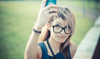 镜片薄一点还是厚一点好（镜片薄一点还是厚一点好看）