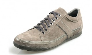 白色反绒皮鞋脏了如何清洗（白色绒皮鞋子怎么清洗表面）