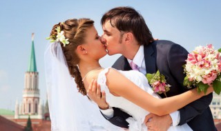 邀请婚礼短信怎么写 邀请婚礼短信怎么写文案