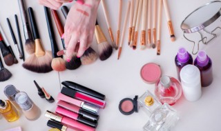 化妆品的正确使用方法顺序（化妆品的使用顺序及方法）
