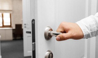 反锁了门打不开怎么办 门锁反锁了打不开怎么办