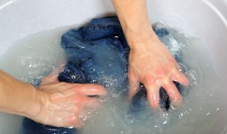 衣服发亮像脏了一样怎么办（衣服发亮像脏了一样怎么办小妙招）