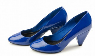 新的高跟鞋太紧怎么办（高跟鞋新鞋太紧怎么办）