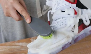 篮球鞋脏了怎么清理 篮球鞋脏了怎么清理干净
