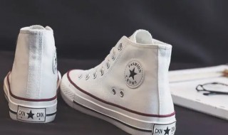 白色鞋帮脏了怎么洗白（白色的鞋脏了怎么洗白）