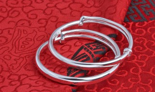 银饰脏了怎么清洗（银饰脏了怎么清洗掉）